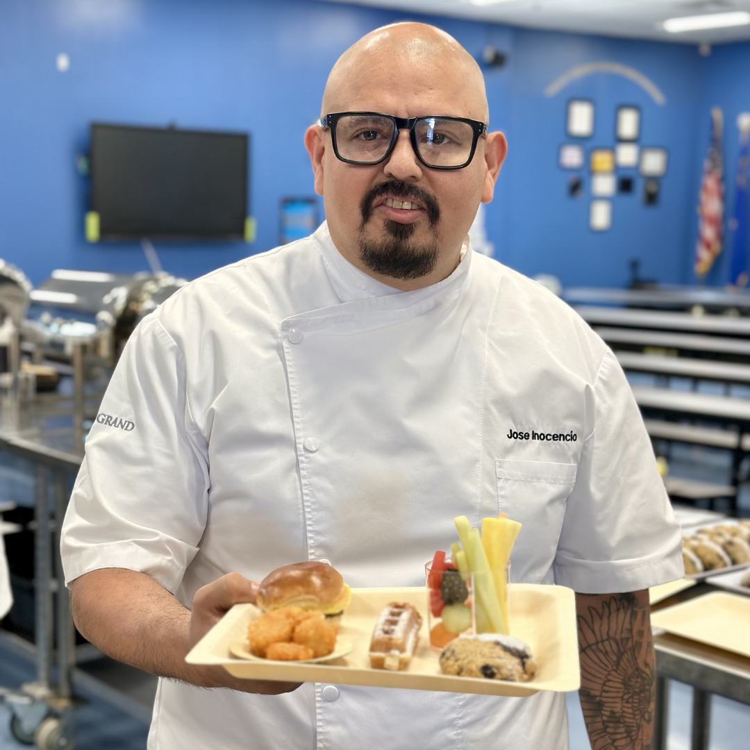 A chef holds a tray of food at Vegas Verdes ES