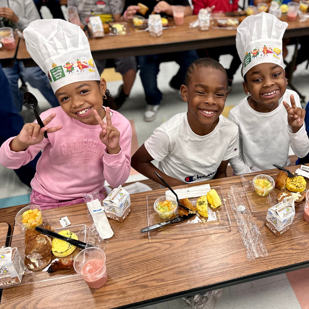 Three students at Arturo Cambeiro enjoy breakfast